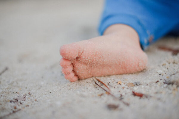 pie descalzo bebe playa