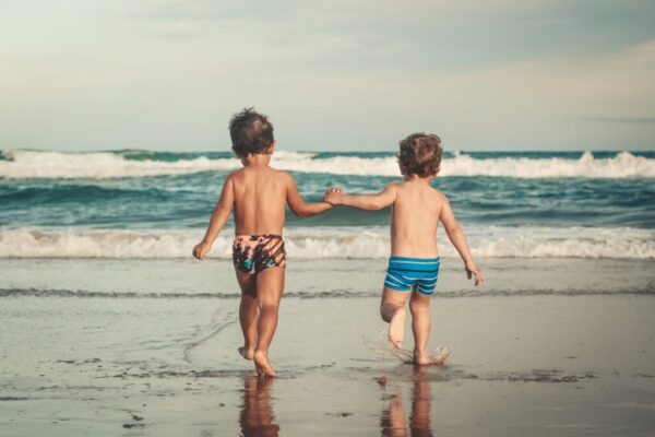 Niños pies descalzos playa